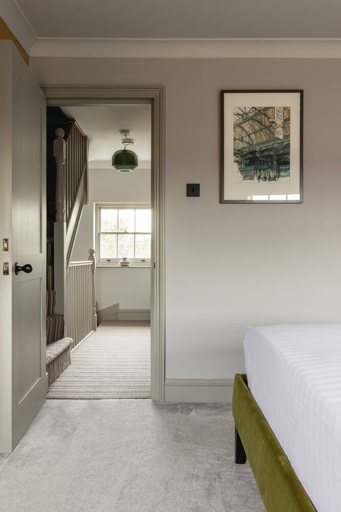 New Kent Road by Onefinestay