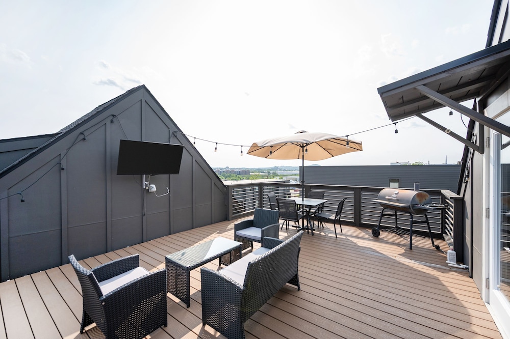 10 Min to DT - Rooftop Garage W D