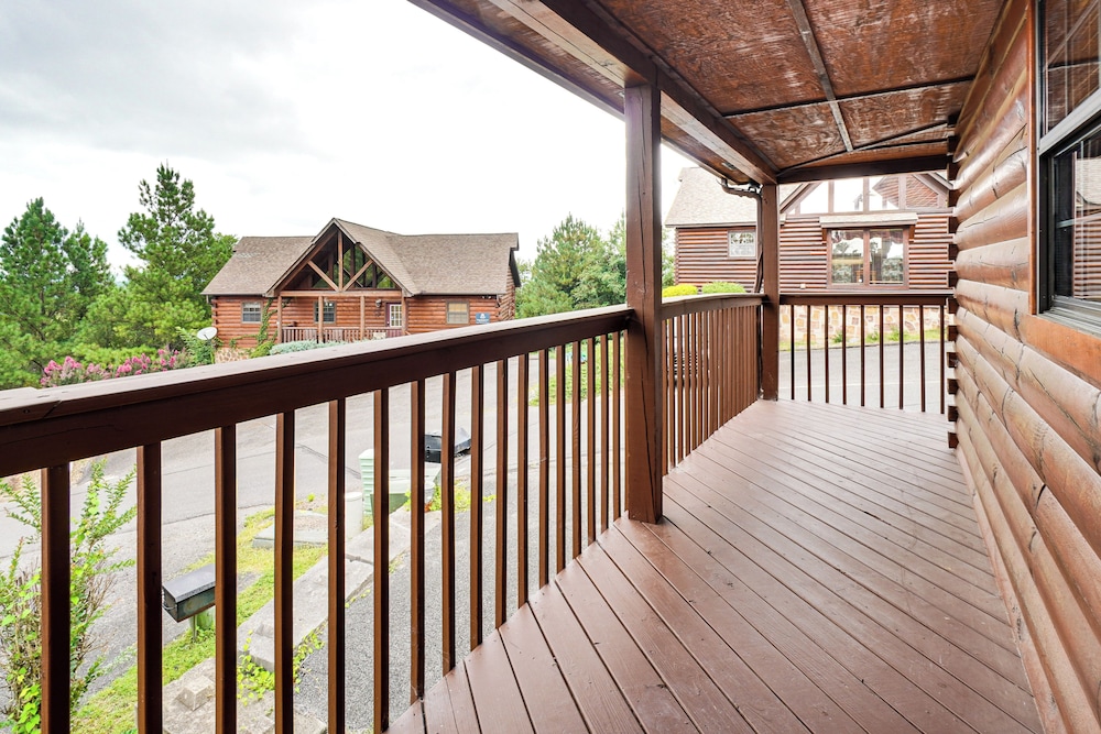 Hot Tub & Game Room: Sevierville Family Cabin!
