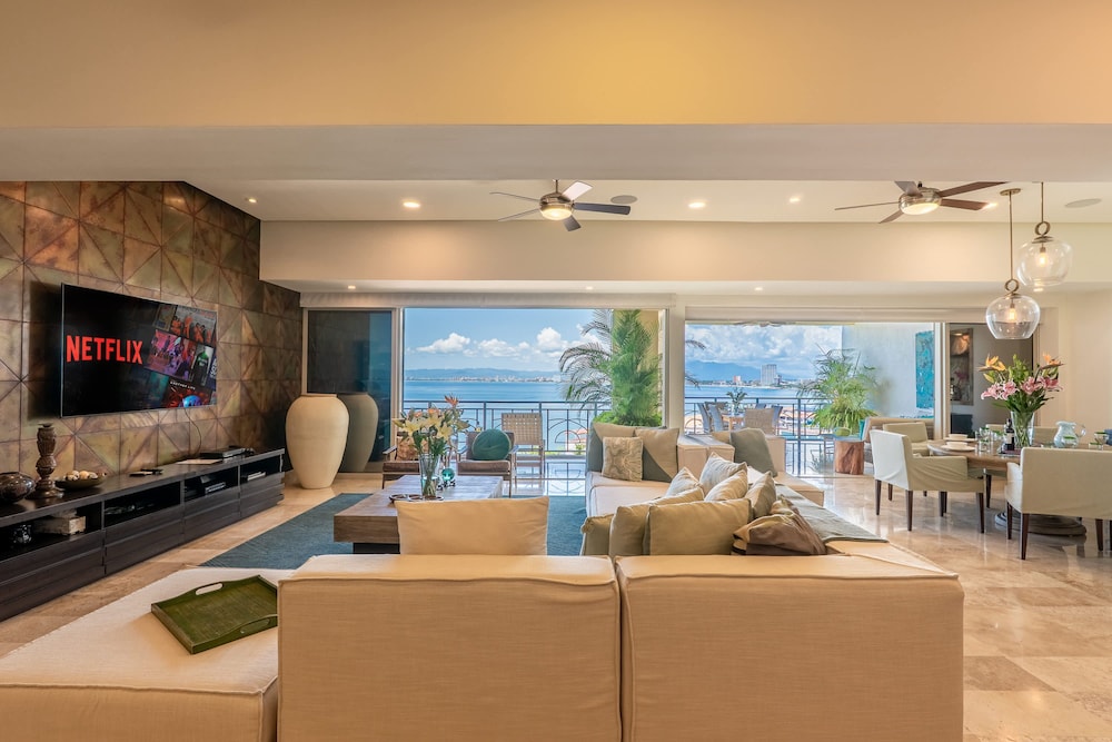 Ocean Front Amazing Views and Location Sleeps 8
