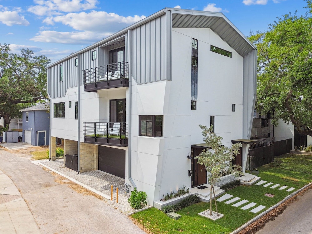 NEW The Strata Barn - Luxury Hyde Park Townhome