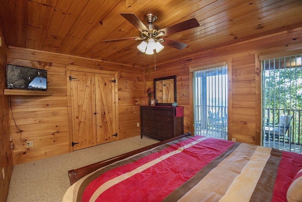 Dunder Mountain Views Cabin Retreat 3 Bedroom Cabin by RedAwning view 4