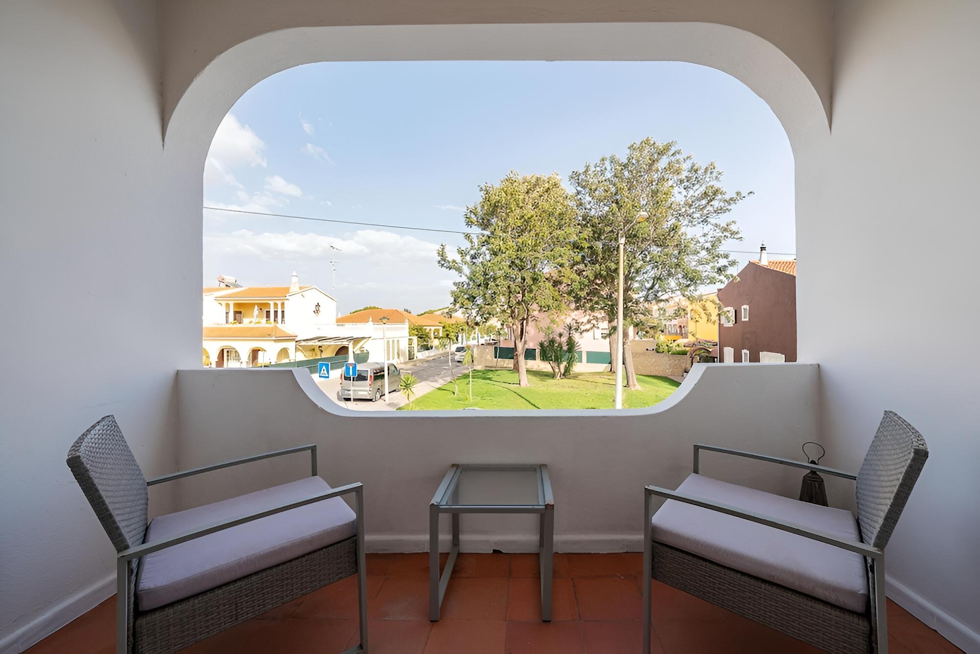 Three-bed House With Private Patio in Quarteira view 2