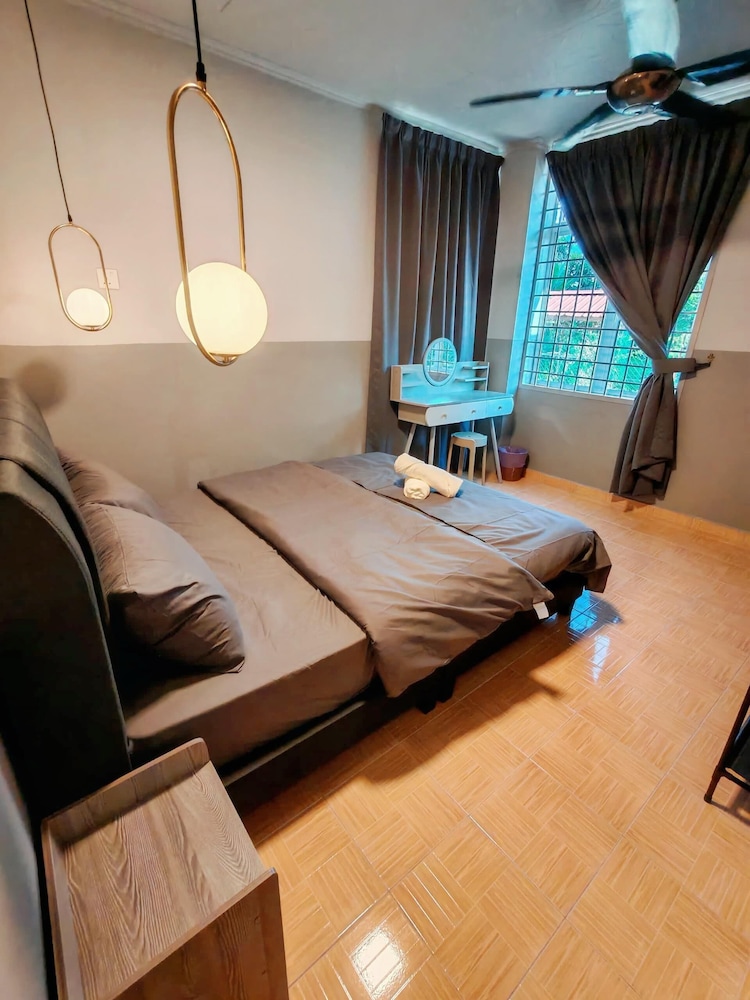 Comfy Tok Sira Home Kuantan 5 BR