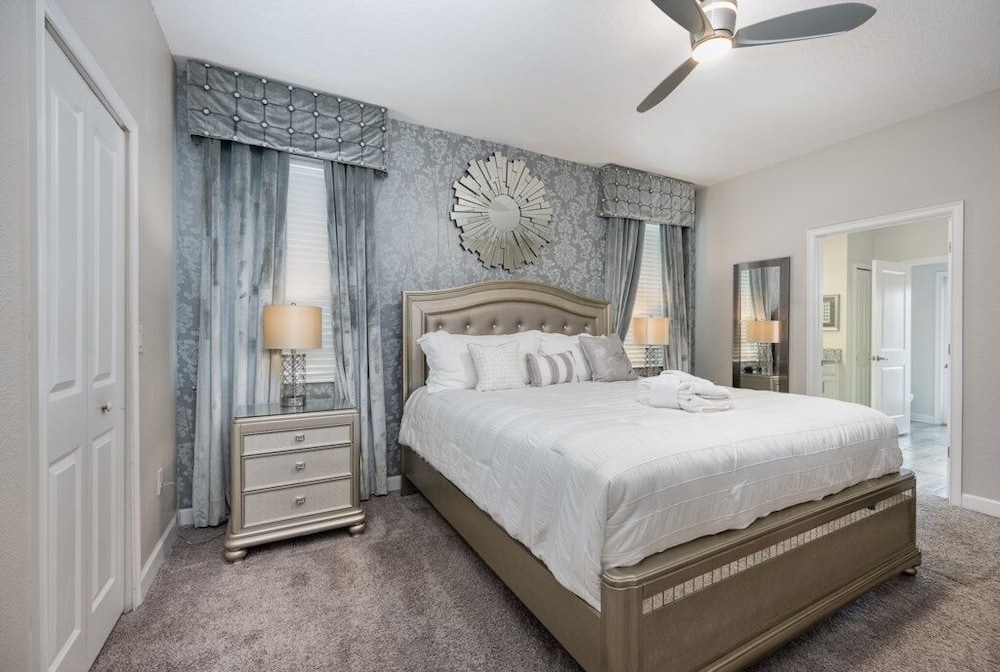 9 Bed Pool, Spa, Movie Room & Game Room! 9 Bedroom Home by RedAwning