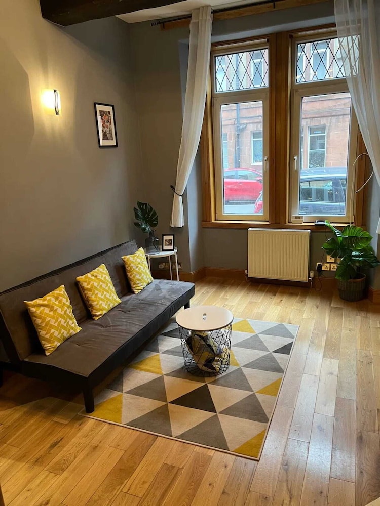 Stylish 1 Bedroom Apartment in Edinburgh view 3