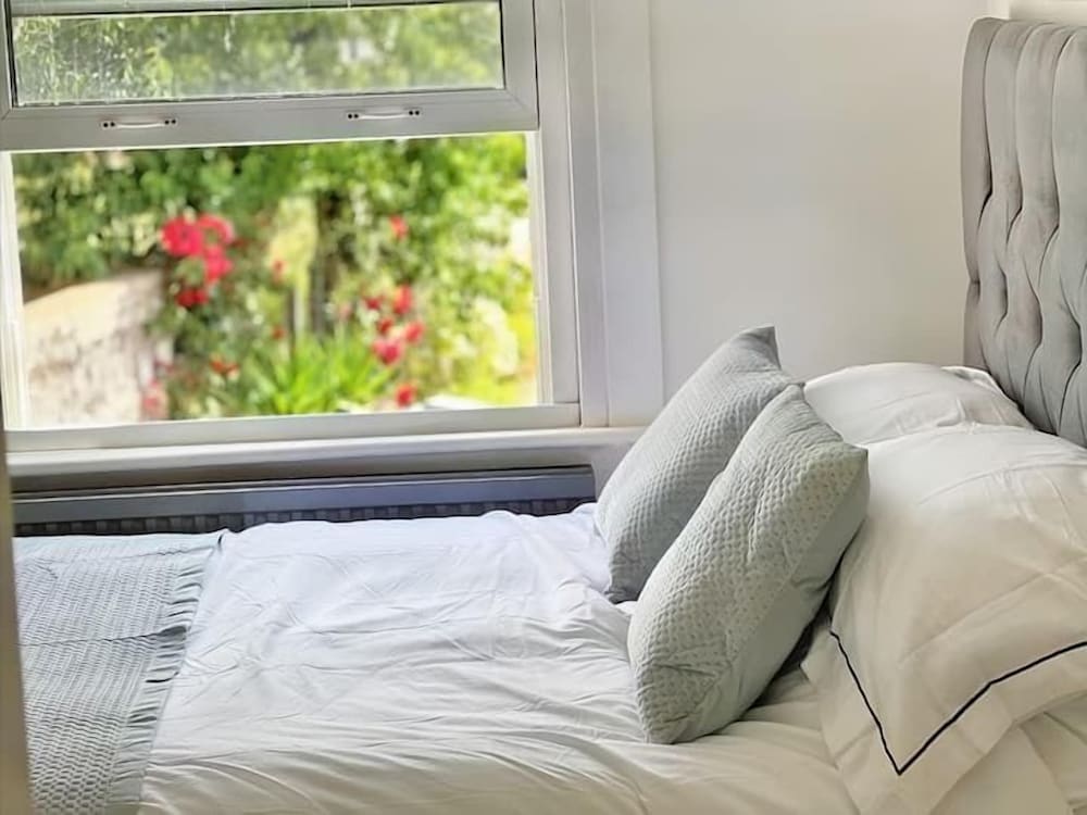 Modern Room in Centrally Located- Room 4