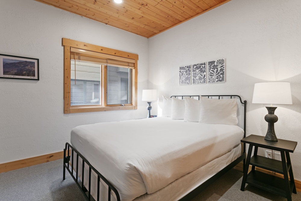 Bristlecone at Deer Valley Resort - Three Bedroom Condo with Hot Tub #201 3 Condo