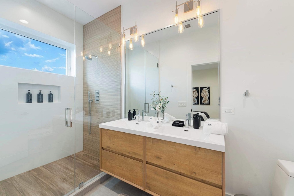 New 3bed 2bath Condo With Parking by United Center