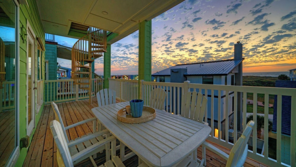 Walk to the Beach Ocean Views, Balcony Dining & Open Living Beachview 54 by Avantstay