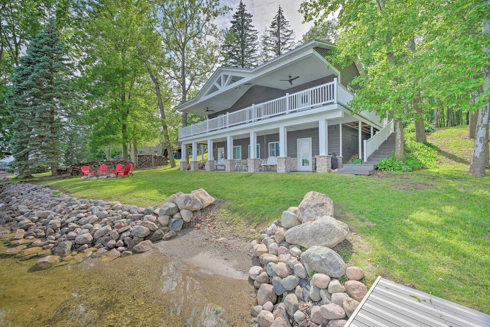 Coldwater Family Retreat w/ Boat Dock & Grill! view 4