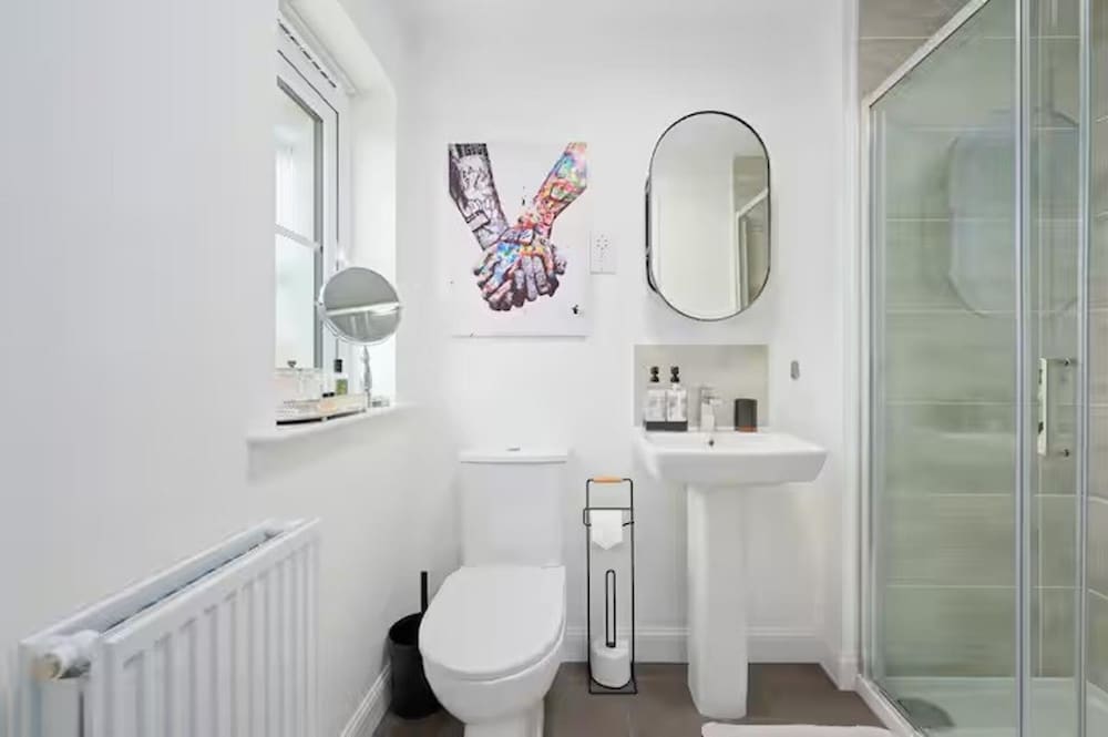 Stylish House in Perth-hot Tub-garden-sleeps 6