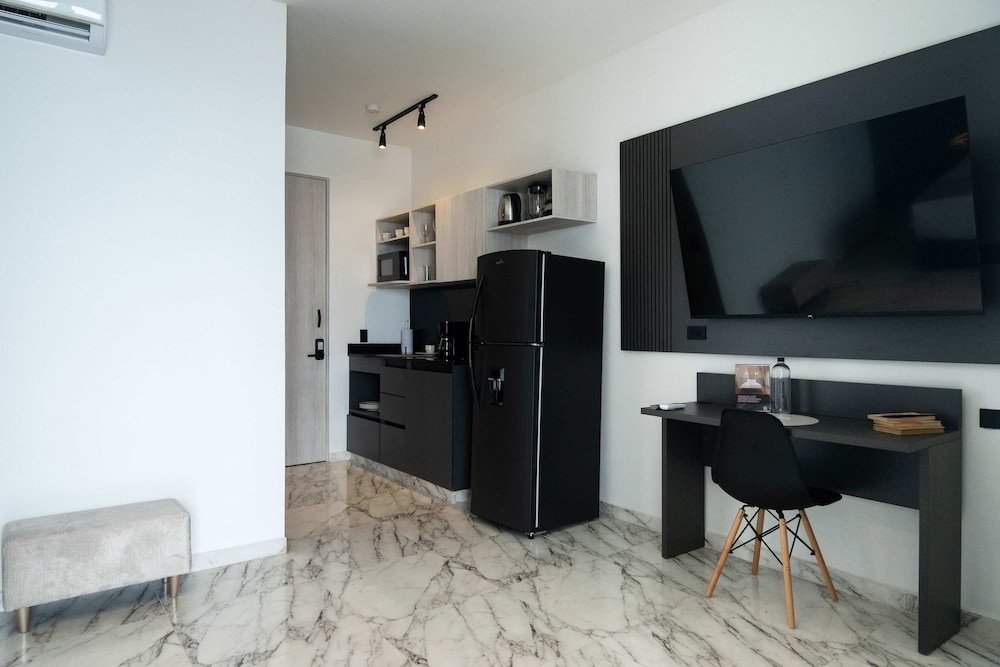 w Vibrant 1BR w Ocean View Near C Amurallada