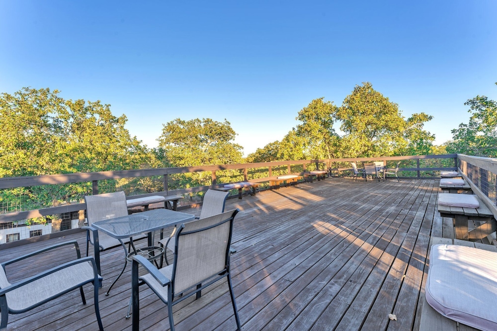Tranquil Retreat W/hot-tub 10-mins to Downtown!