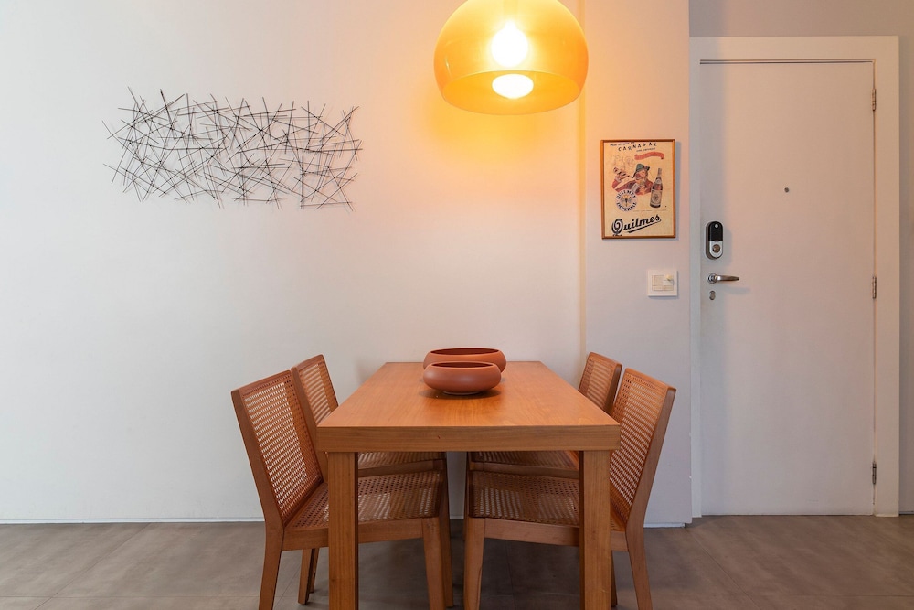 Leblon | 5 min da Praia, com workspace e perto do comércio do bairro - por Casapē Rio