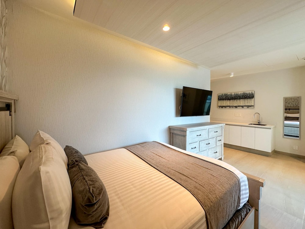 New 3BR Ground Floor Las Palomas Condo