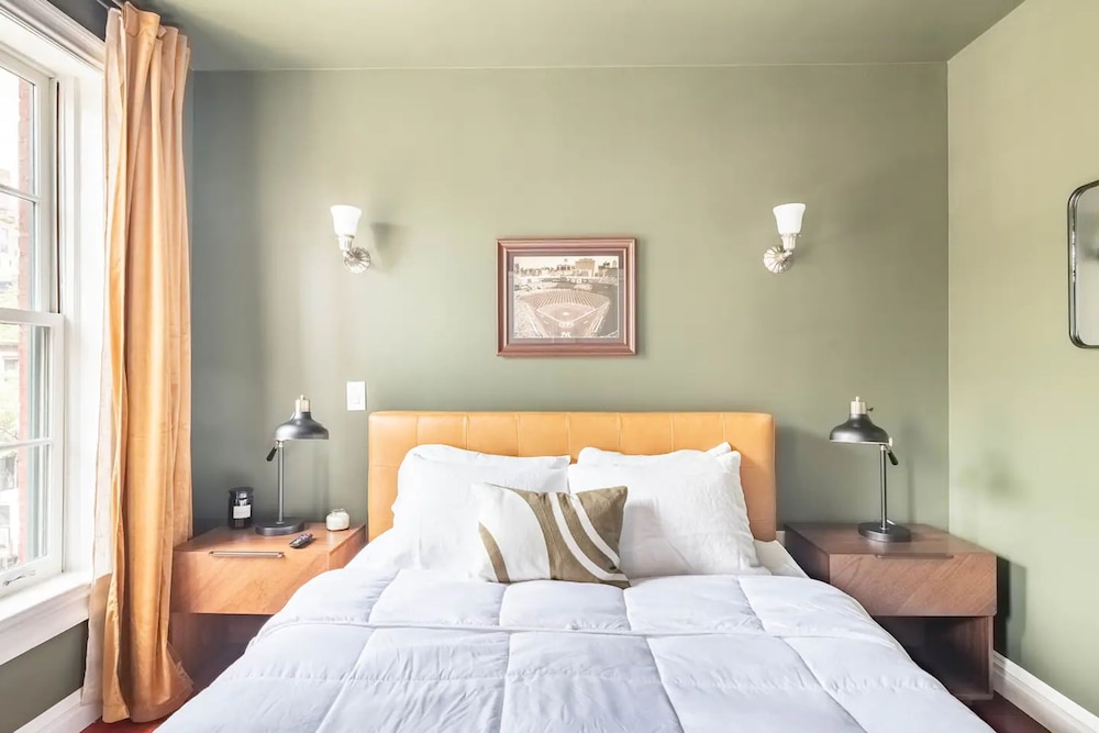 Lofty Bright Greenwich Getaway w Private Rooftop