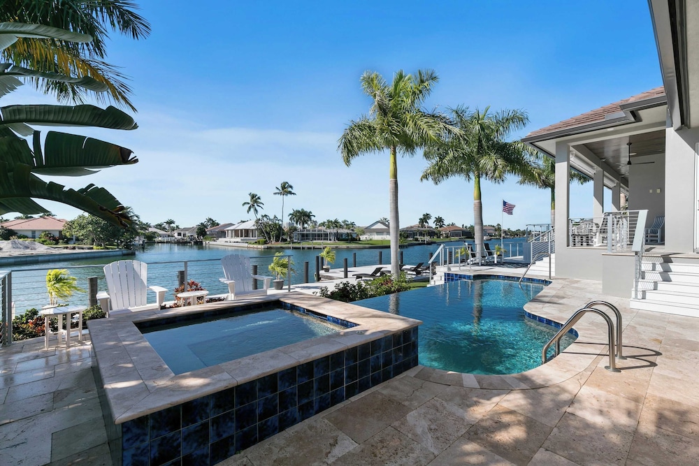 Marco Polo by Avantstay Waterfront 5bdr, Pool, Spa, Fire Pit, Walk to Beach