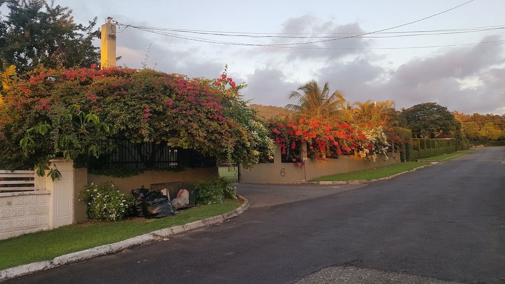 The Inn at 6