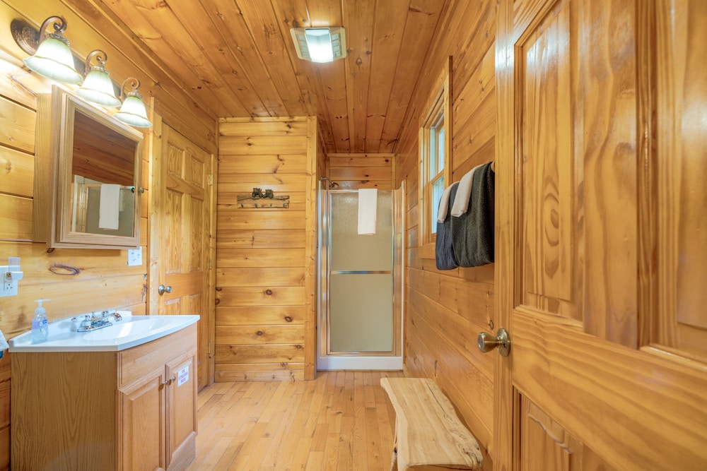 Rosey Bear 2 Bedroom Cabin