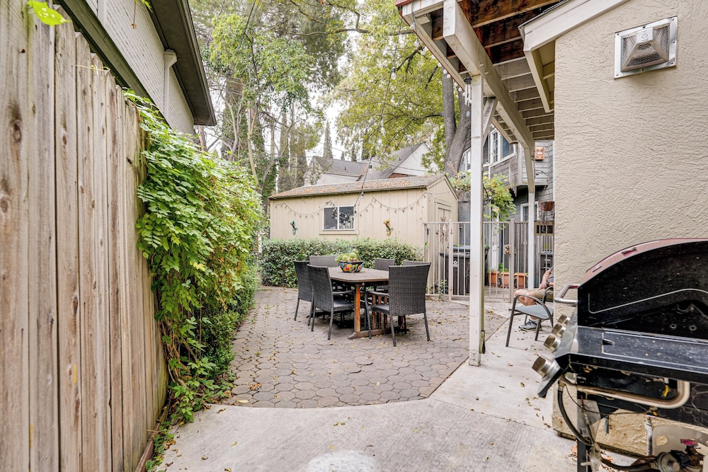 Walkable Miracle Mile Retreat w/ Peaceful Patio