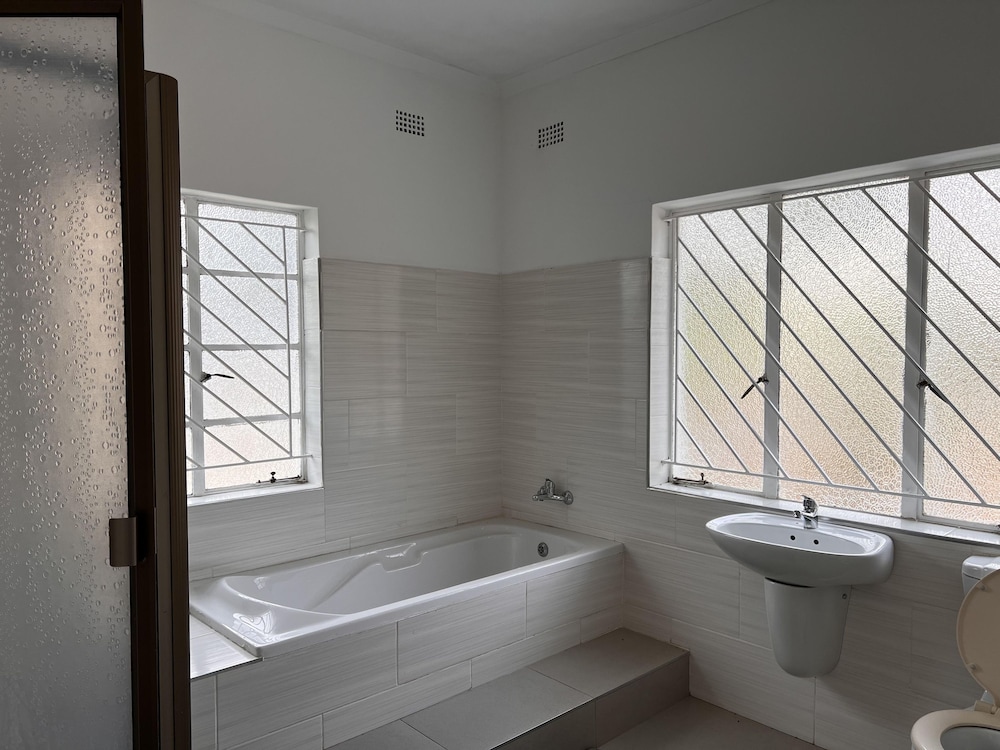 Rustic 3 Bedroom Cottage - 2267