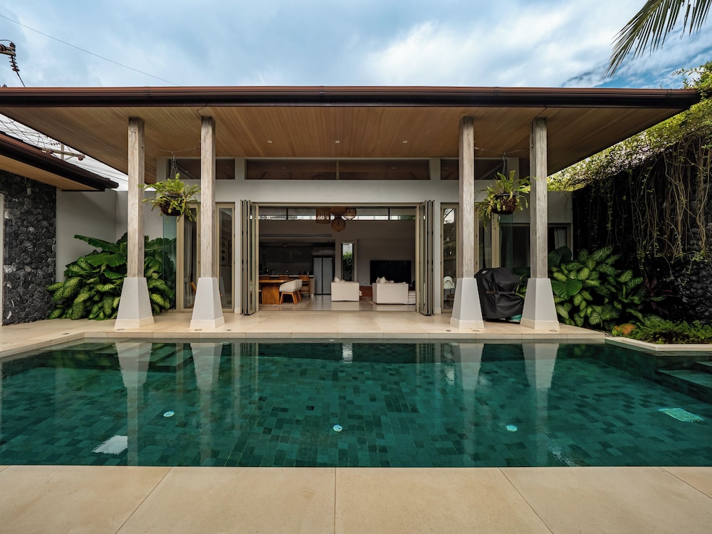 Exclusive villa in Botanica The Nature