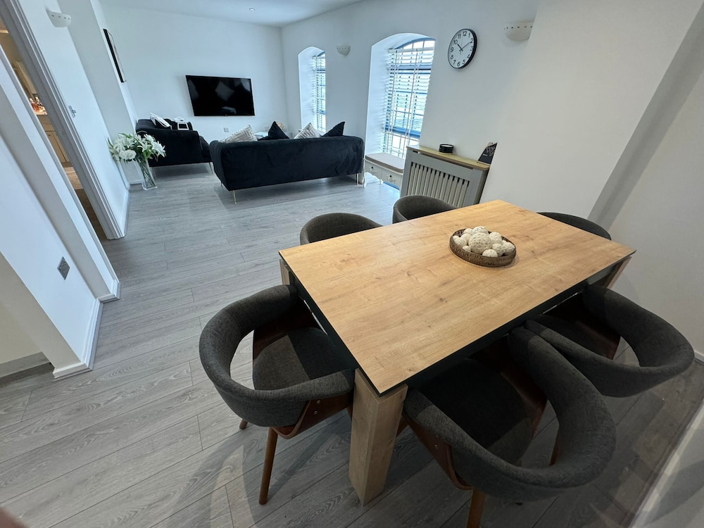 Luxury Loft Style 2 Bed Apartment Next to Excel/o2