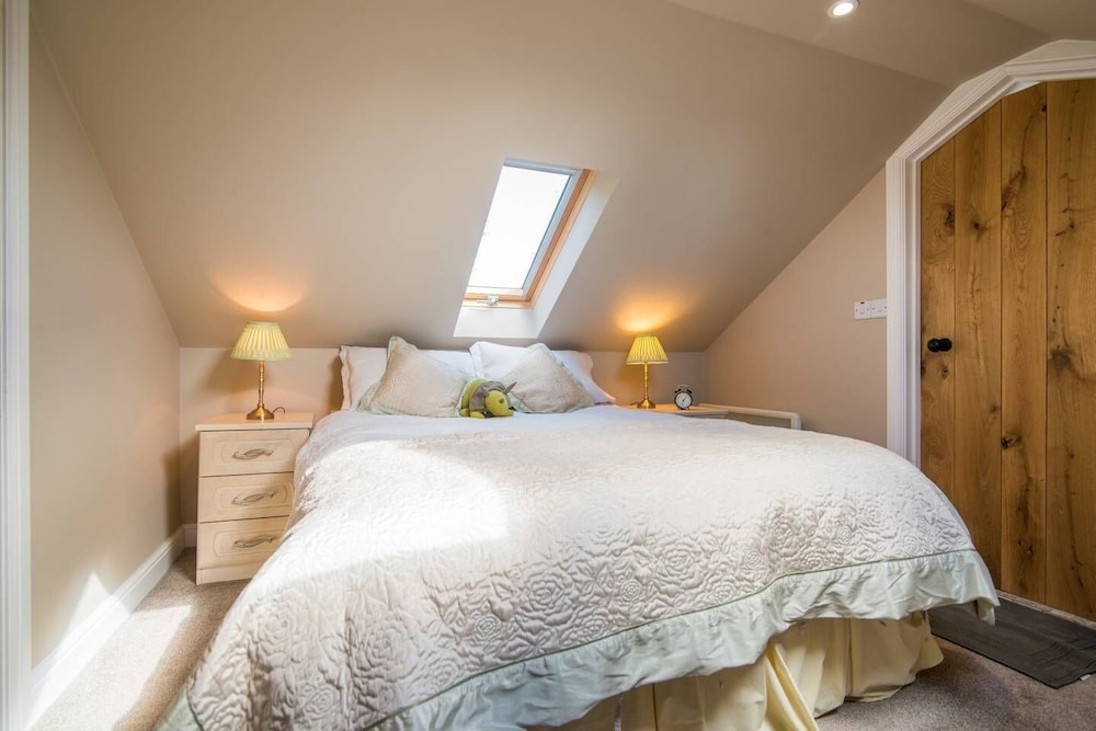 Super Spacious Barn Conversion With Free Wifi, Netflix Fireplace view 2