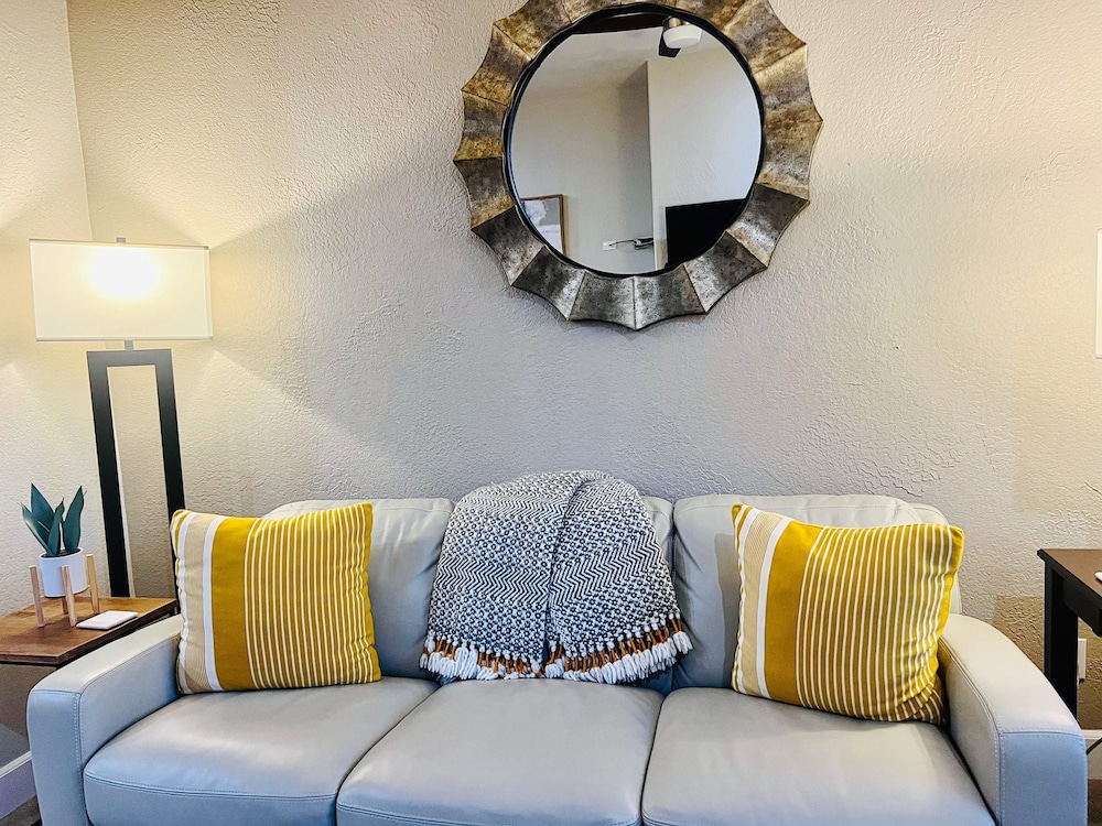 Downtown La Quinta Charmer- Walk to Dining Shops