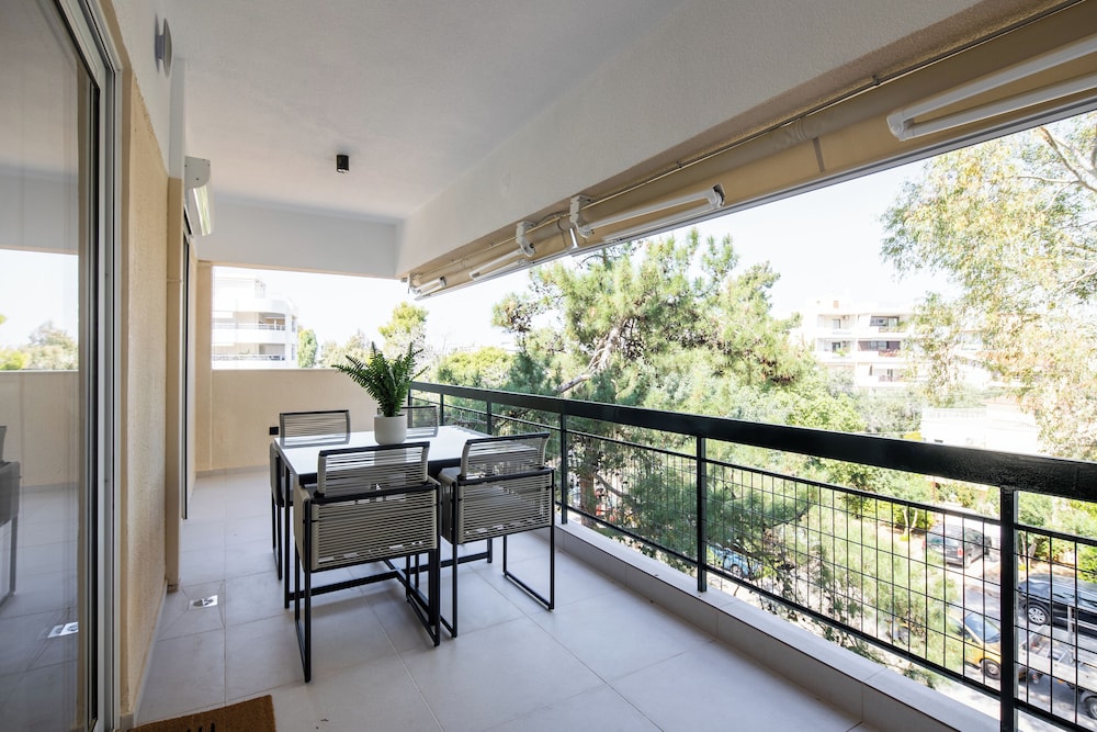 Bloom 2-Bedroom Apartment in Athens
