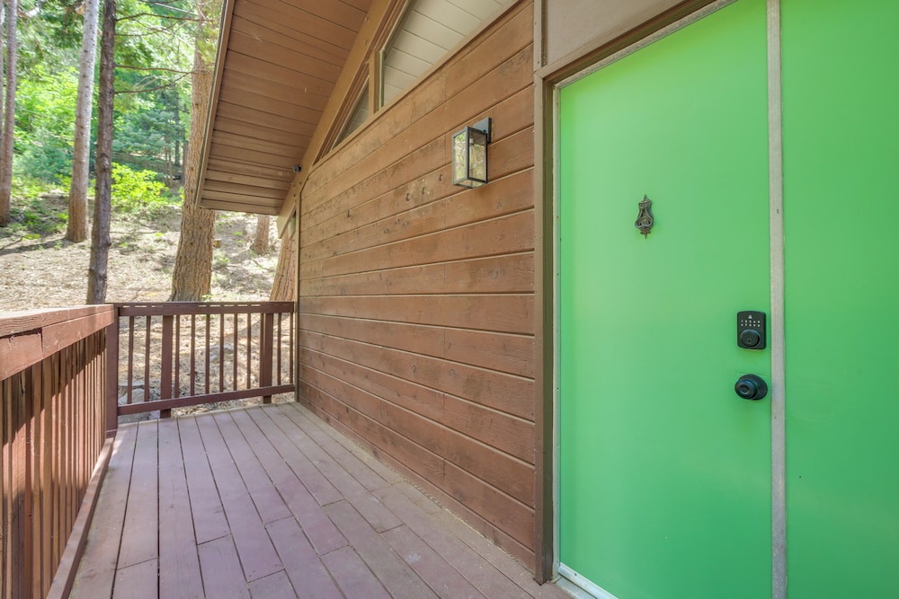3 Mi to Lake Arrowhead: Cabin w/ Furnished Deck!