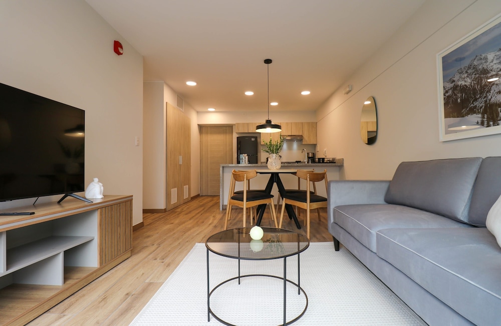w Exceptional 2BR w Balcony in Miraflores