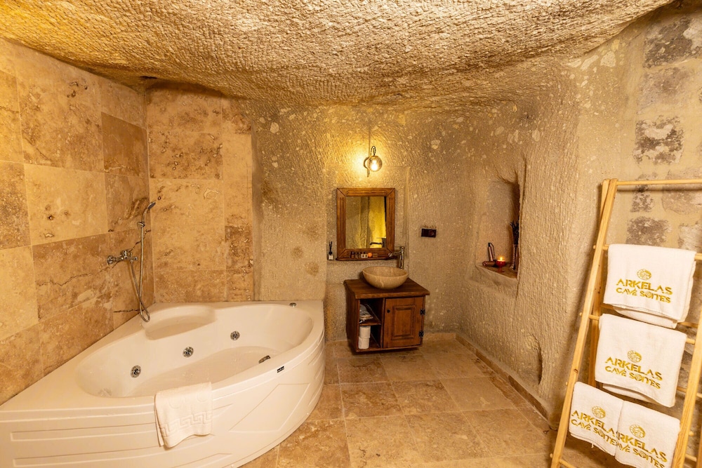Arkelas Cave House