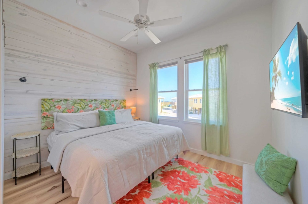 Sleeps 20 2 Homes w/ Beach Boardwalk Access, Water Canal Views, & Priv Pools