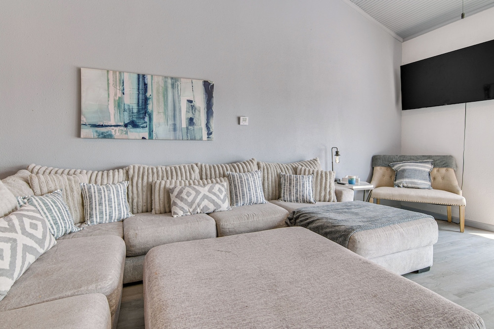 Lake View & Game Room on 3 1/2 Acres, Near Marina