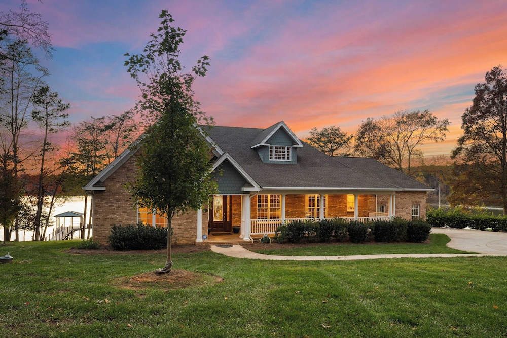 Sunset Pointe by Avantstay Waterfront, Beach, Fire Pit Sleeps 14 5bdr 4BA