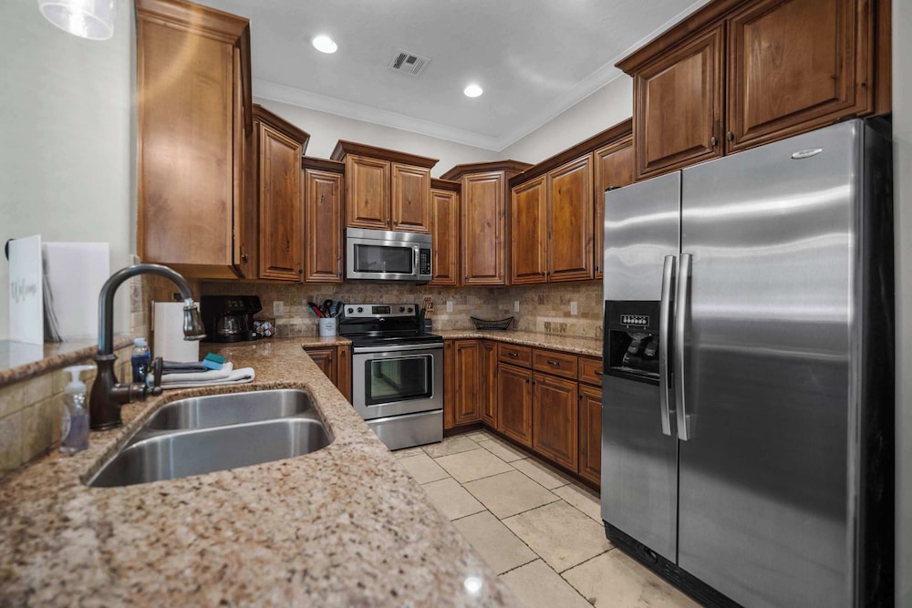 Pool Paradise for Families - Condo for 12 w/ Resort-style Amenities