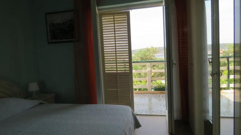 Serene Barbat Escape With Just Minutes From the Beach