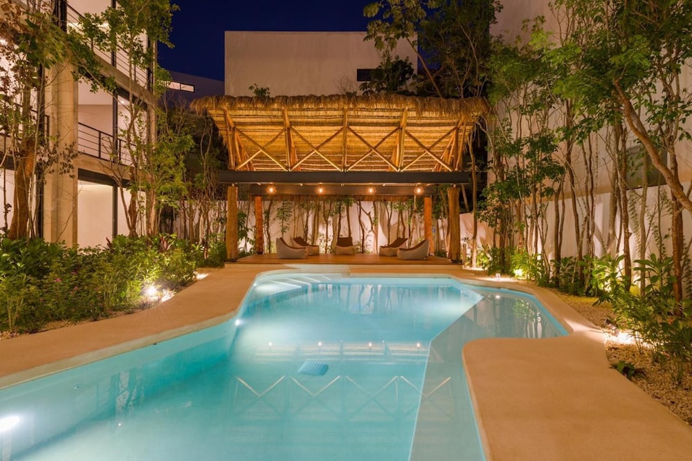 Elegant Apartment Eco-pool Solarium Speedy Wifi Social Terrace Concierge view 2
