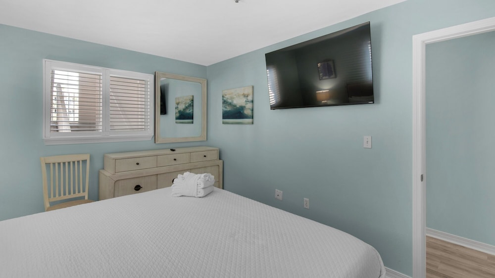 Crystal Sands 112b: Beachfront Condo With Front-row Gulf Views