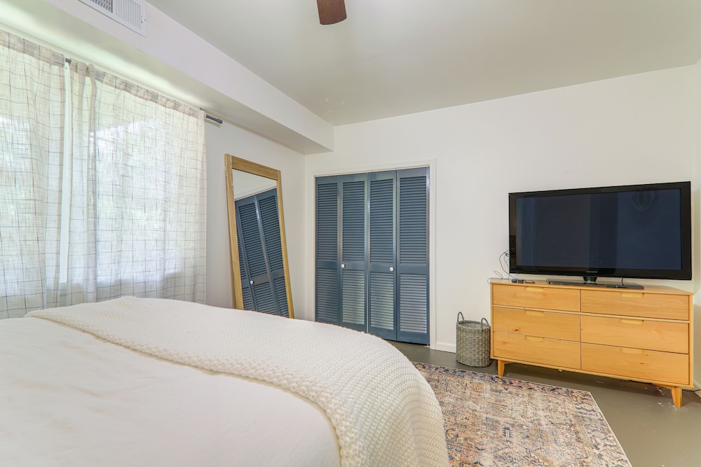 4 Mi to Uga: Bright & Airy Athens Apartment!