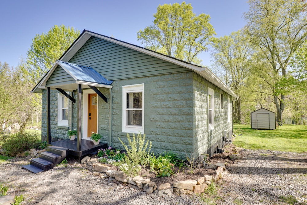 Mid-century Modern Fayetteville Home Close to Town view 2