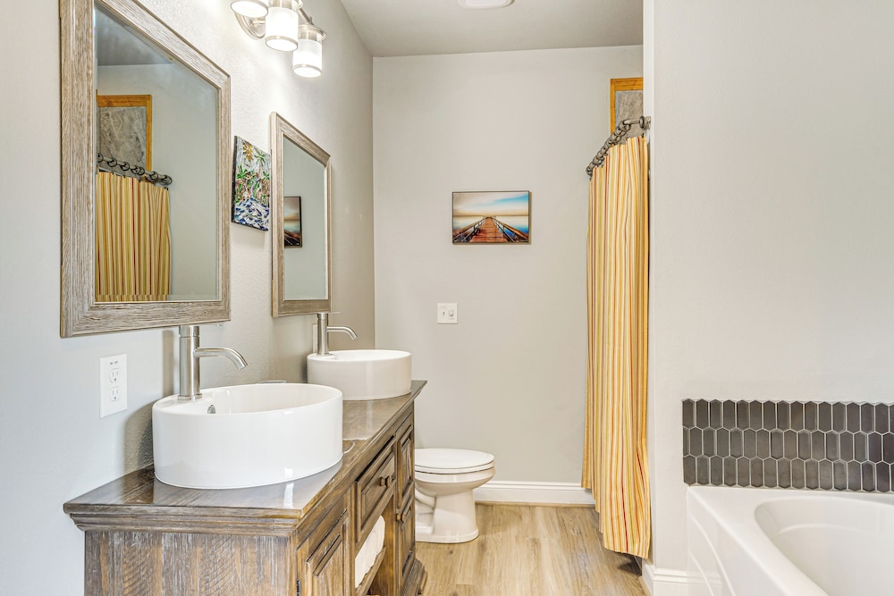 6 Mi to Navarre Beach: Spacious Family Retreat!