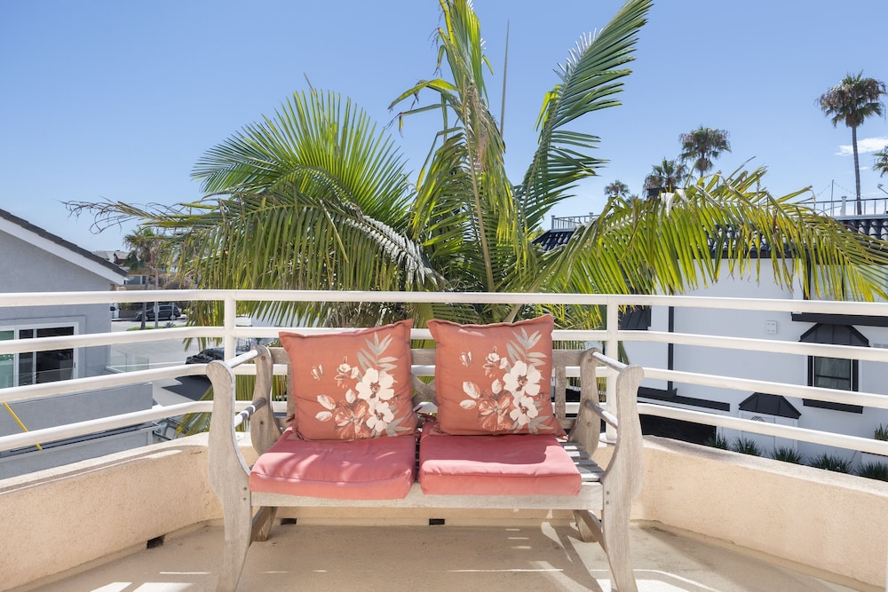 Shoreline Villa by Avantstay Steps to the Beach Bay Pier