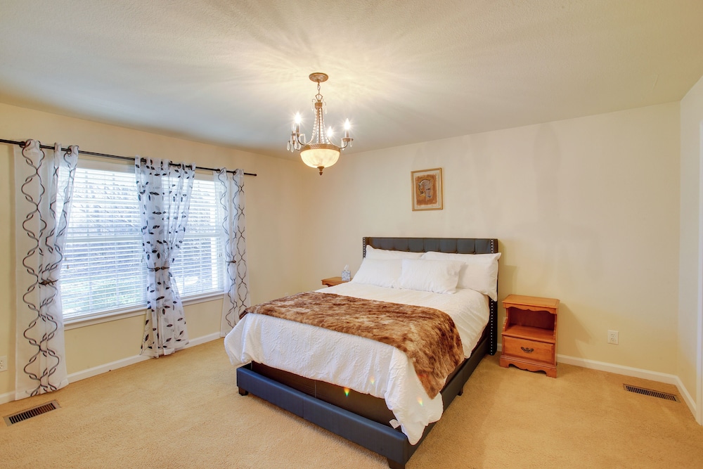 Luxury Scottsville Retreat on 10 Acres! view 5