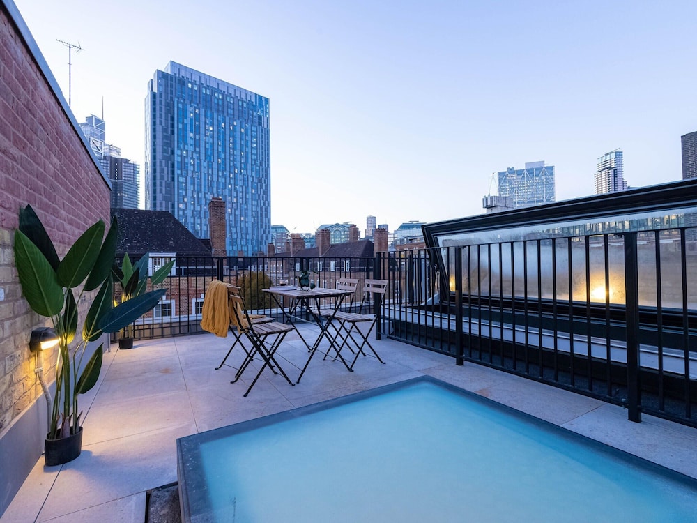 Three Bedroom Near Brick Lane by Belvilla