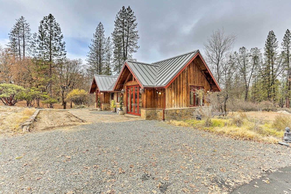 Peaceful Shasta Cascade Getaway on 15-acre Ranch!