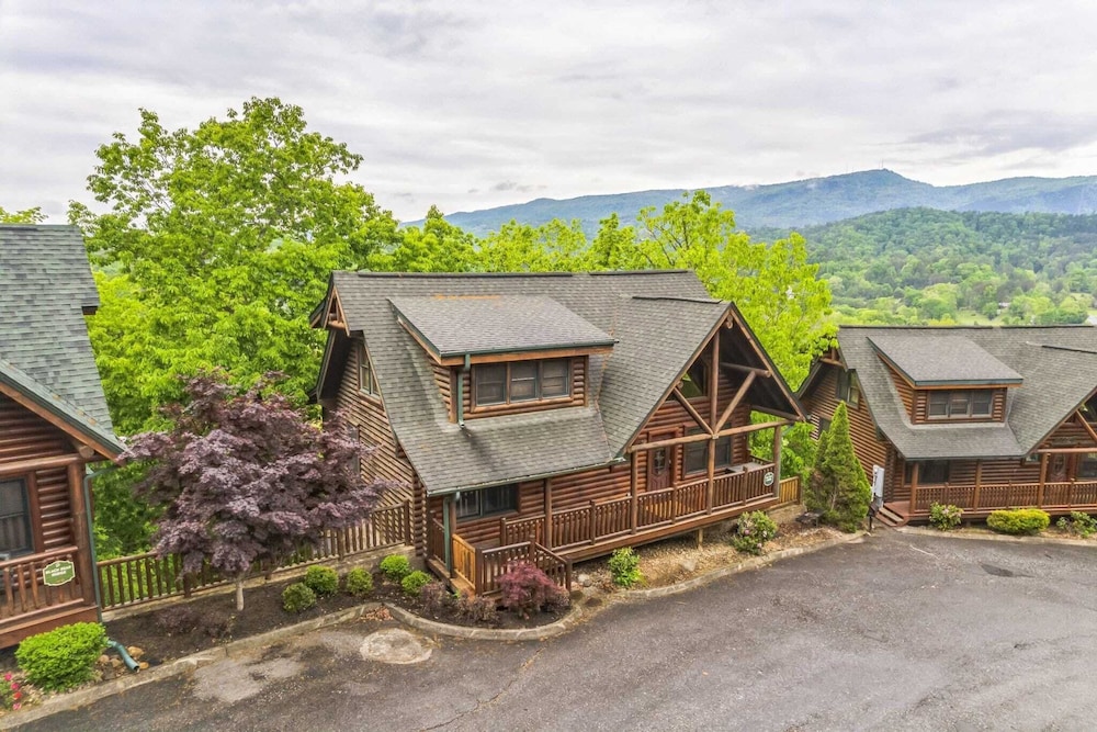 Resort Cabin w/ Hot Tub, Pool Table, Deck Views Summit View Way by Avantstay
