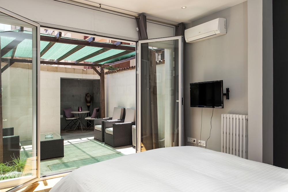 City Center Apartment with Terrace-1229 photo 2
